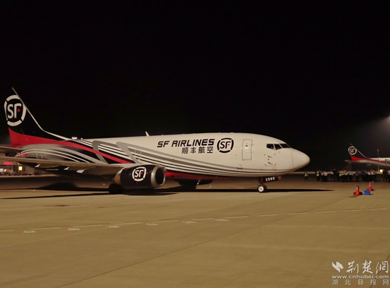 順豐B737-300駛向停機(jī)位。金康 攝.jpg