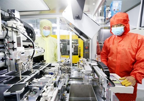 湖北云泰時(shí)代光學(xué)儀器有限公司（黃梅）員工在智能無(wú)塵凈化車間生產(chǎn)高清鏡頭_副本.jpg.jpg
