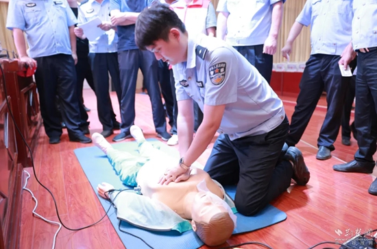 7月17日，嘉魚縣公安局治安大隊(duì)會同縣紅十字會組織開展一線民輔警防溺水急救技能專項(xiàng)培訓(xùn).jpg