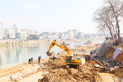 崇陽(yáng)陸水河綜合治理工程現(xiàn)場(chǎng)。.JPG